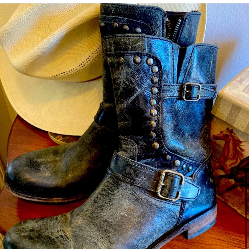Tory Burch Leathers Distressed boots size 9/10 in charcoal
gray. Gently used.